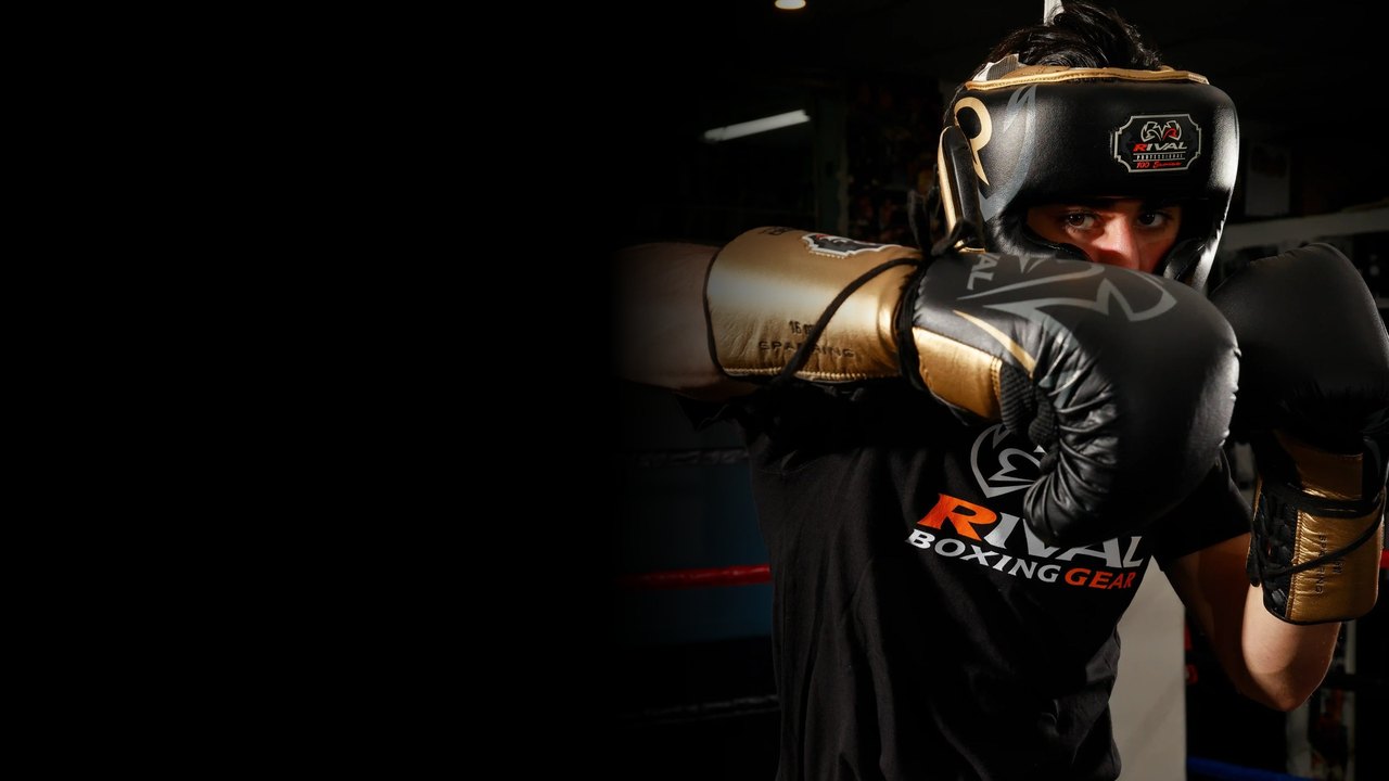 Boxeur en garde avec gants et casque Rival noirs, sur fond noir
