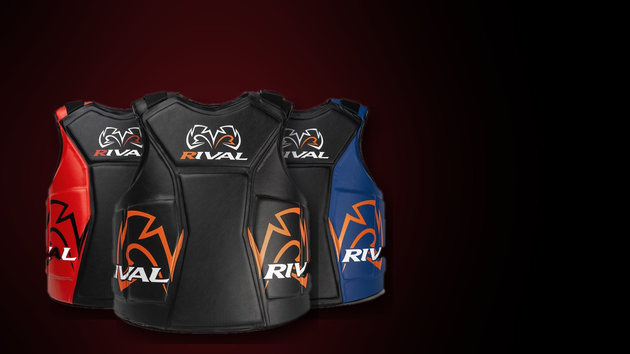 Protecteurs corporels Rival rouge, bleu et noir sur fond noir