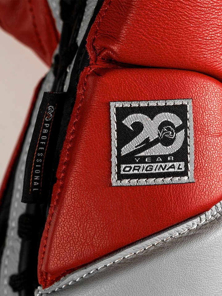 Étiquette 20 Year Original sur un gant de sparring Rival RS1 Pro rouge en cuir