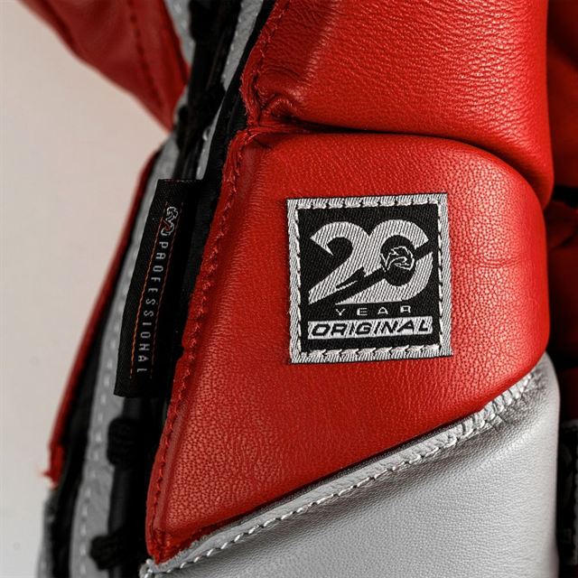 Gros plan du badge 20e anniversaire du gant de sparring Rival RS1 Pro rouge